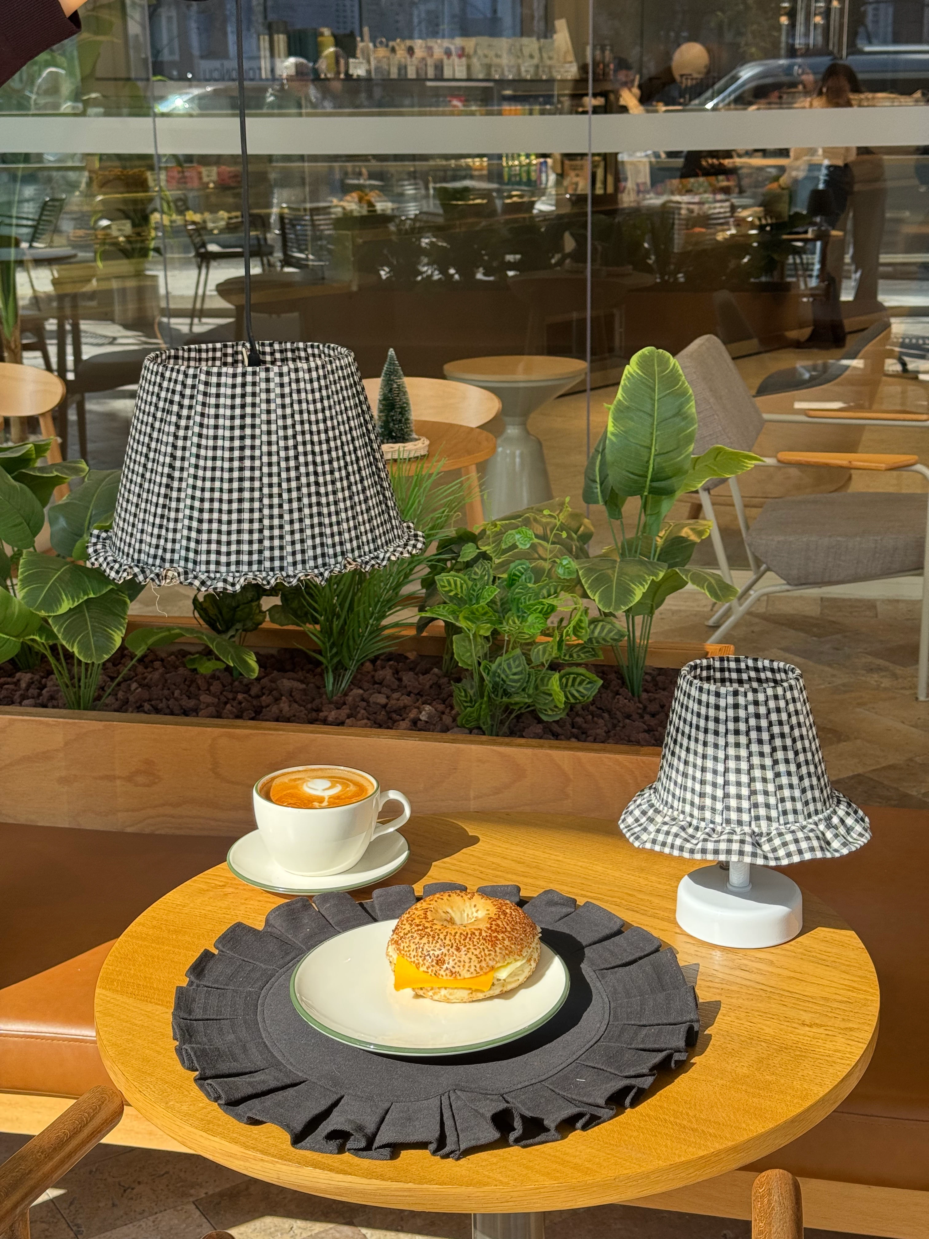 Siyah Pötikare Desen Kumaş Beyaz Ayaklı Kablosuz Pilli Gece Masa Lambası